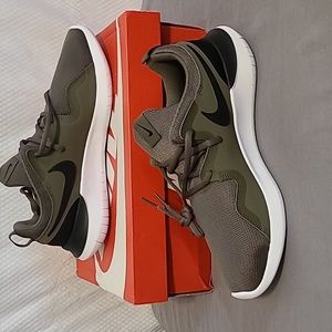 New mens size 9, NIKE TESSEN, medium olive/black-white